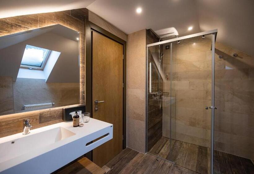 주니어 스위트, Belmont