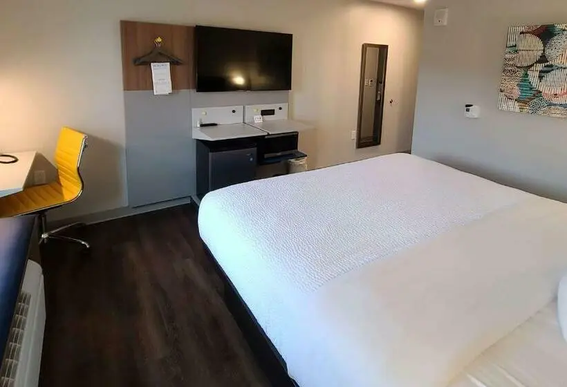 キングサイズベッドのスタンダードルーム, Microtel Inn & Suites By Wyndham Milford