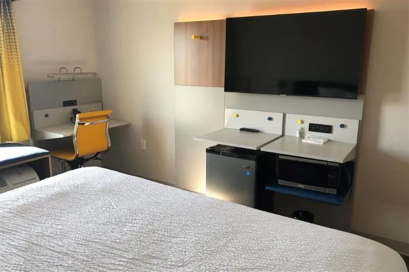 キングサイズベッドのスタンダードルーム, Microtel Inn & Suites By Wyndham Milford