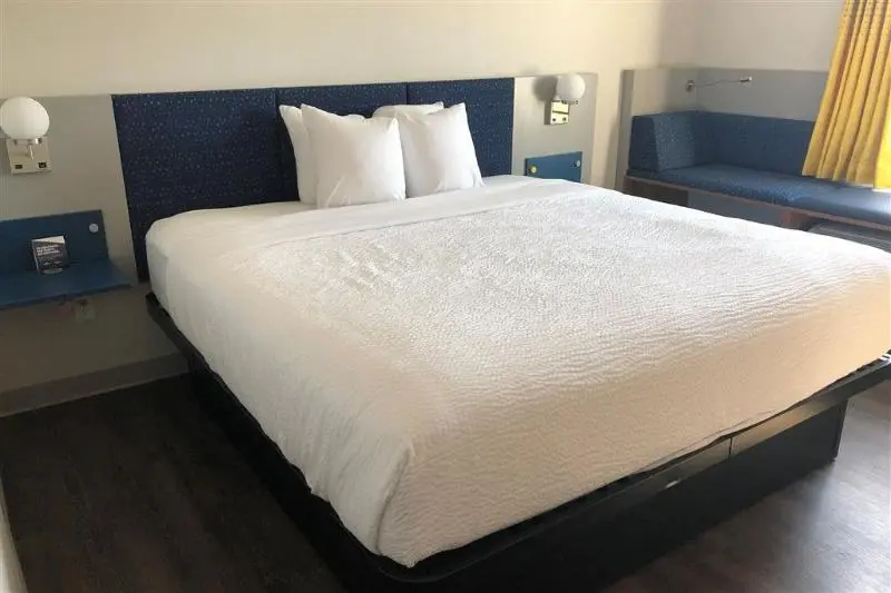 キングサイズベッドのスタンダードルーム, Microtel Inn & Suites By Wyndham Milford
