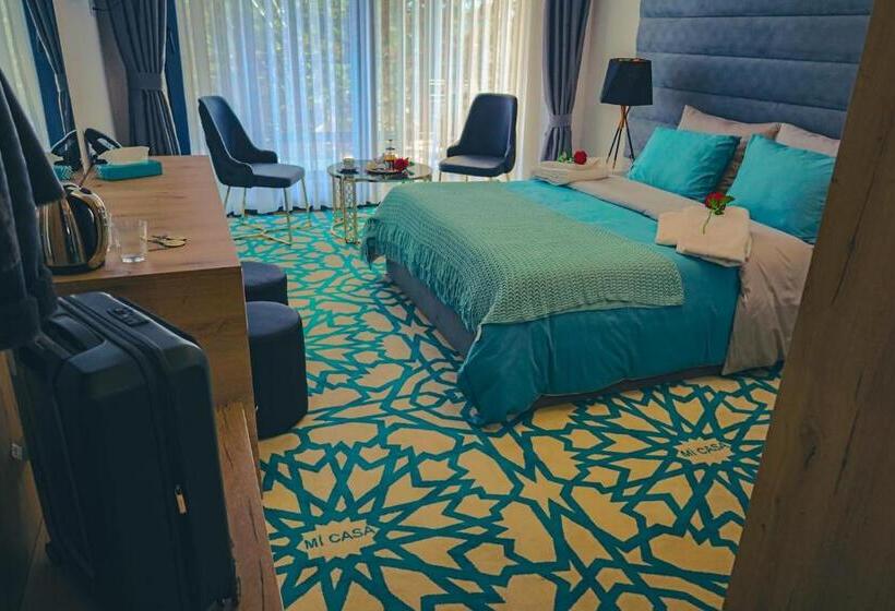 اتاق لوکس با چشم‌انداز, Mi Casa