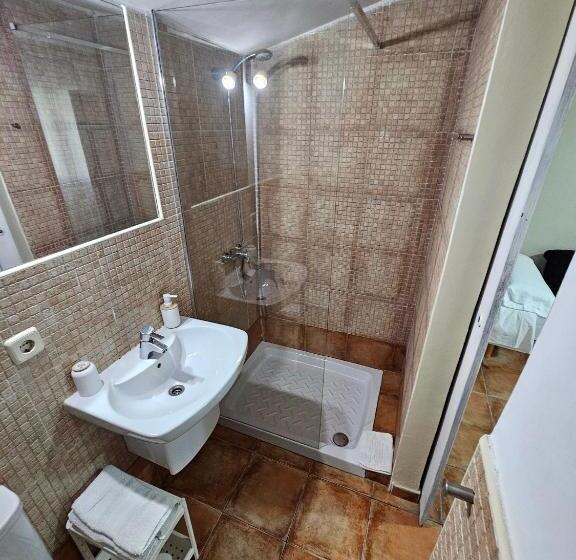 اتاق استاندارد سه نفره, Hostal Jp Y Estudios