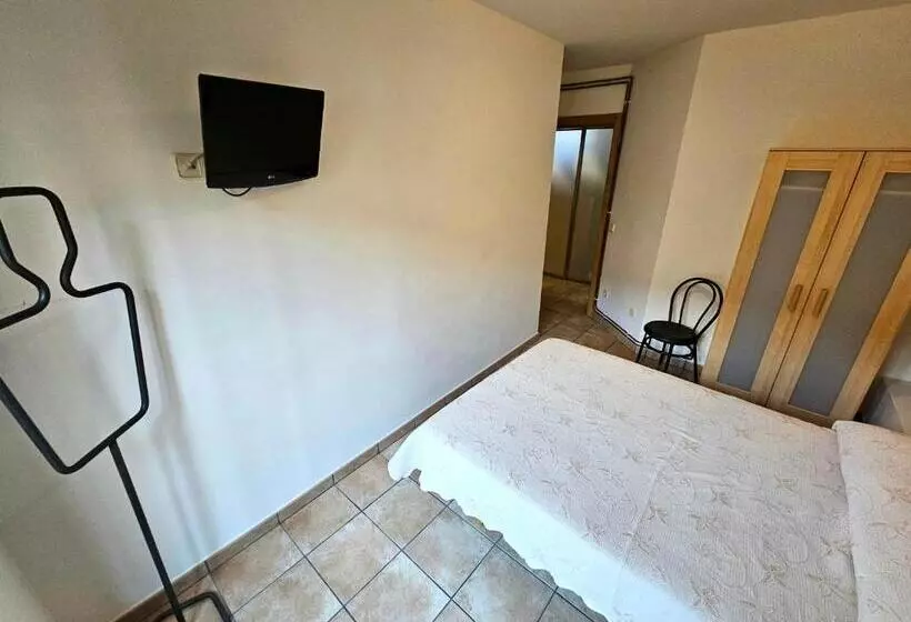 スタンダードスタジオ, Hostal Jp Y Estudios