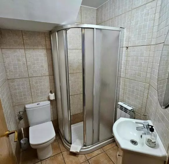 スタンダードスタジオ, Hostal Jp Y Estudios