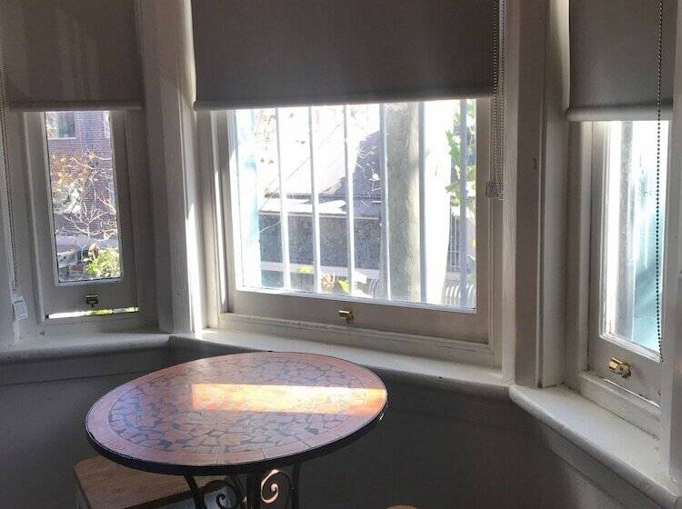 اتاق استاندارد سه نفره, Highfield Private