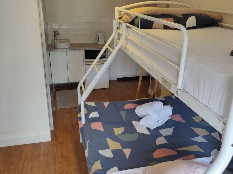 اتاق استاندارد سه نفره, Highfield Private