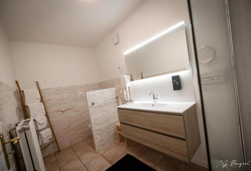Номер Стандарт, La Reine Hôtel, City Centre