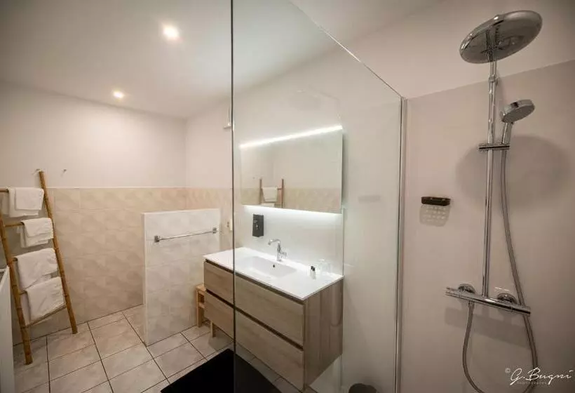 スタンダード４人部屋, La Reine Hôtel, City Centre