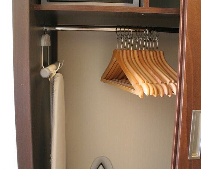 اتاق استاندارد سه نفره, Livadhiotis City