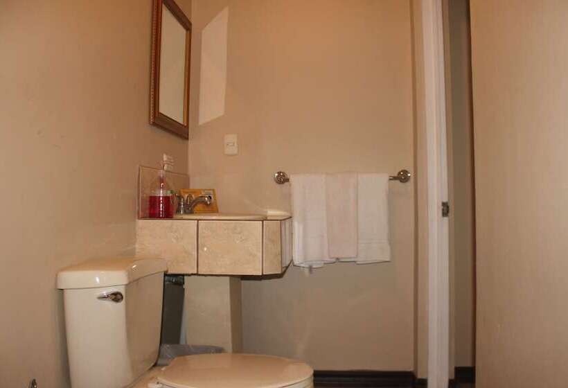 غرفة قياسية ثلاثية, Santa Maria Inn