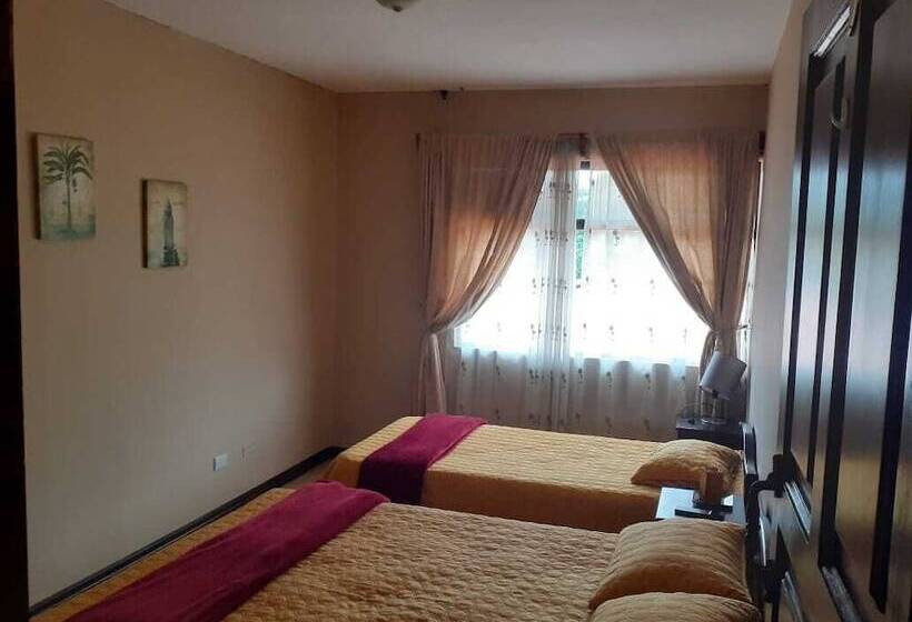 غرفة قياسية ثلاثية, Santa Maria Inn