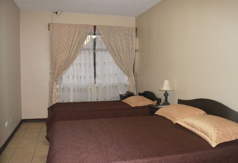 غرفة قياسية ثلاثية, Santa Maria Inn