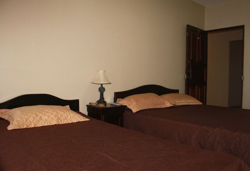 غرفة قياسية ثلاثية, Santa Maria Inn
