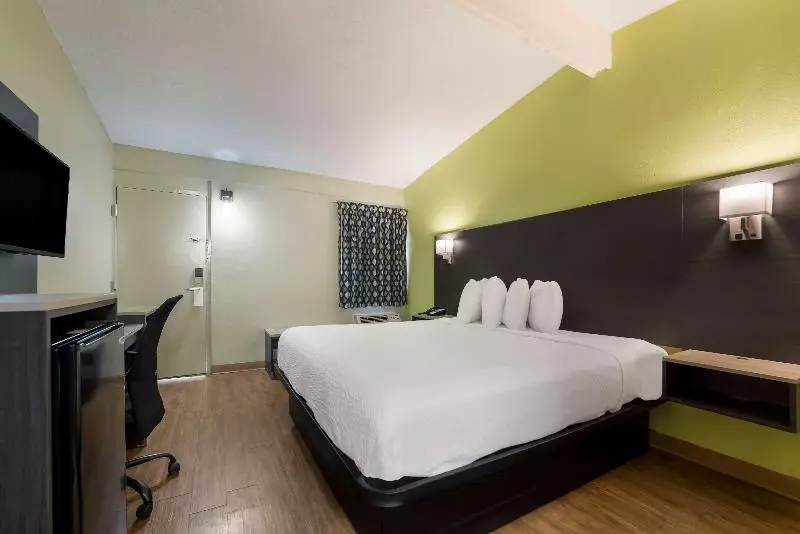 キングサイズベッドのスタンダードルーム, Surestay Hotel By Best Western Columbus Downtown
