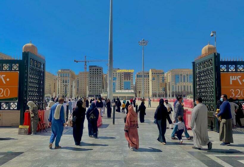 חדר סטנדרט לשלושה, Hayah Golden