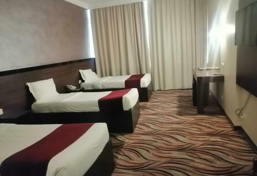 Quarto Triplo Estandar, Hayah Golden