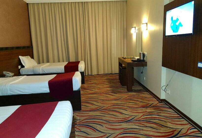 חדר סטנדרט לשלושה, Hayah Golden