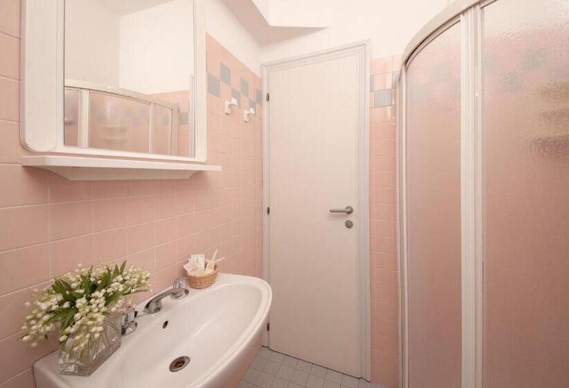 Quarto Triplo Estandar com Sacada, Sole