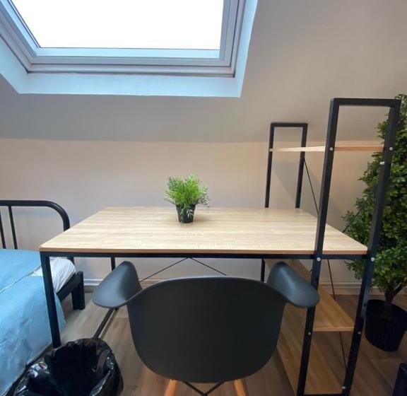 스탠다드 룸, Capstay   Trith Netflix