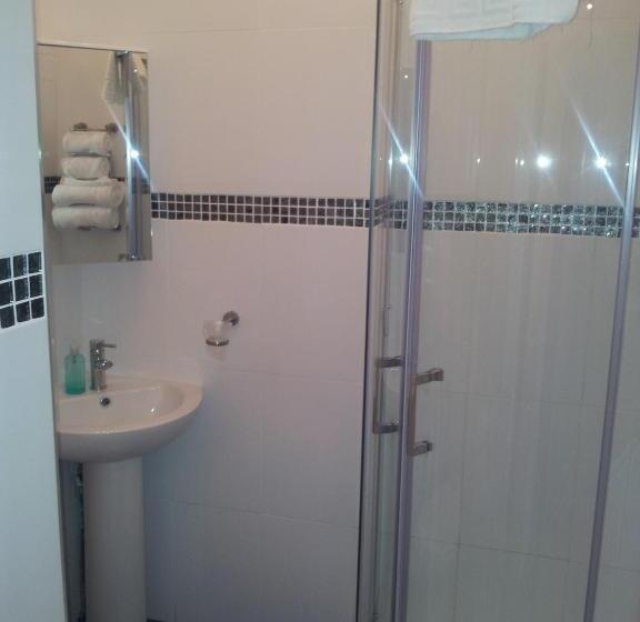 غرفة عائلية, Broadway House