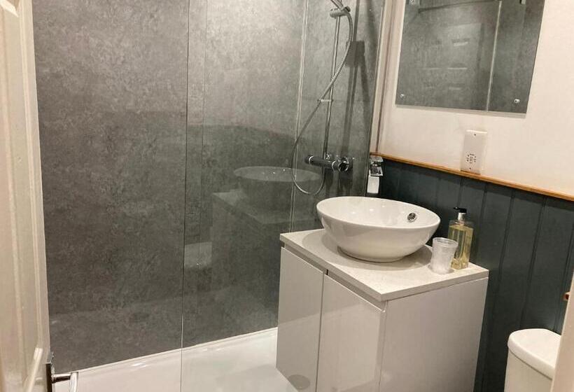 标准间, Broadway House