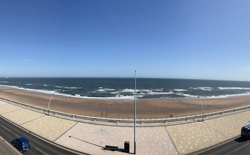 جناح مطلّ علي البحر, The Royal