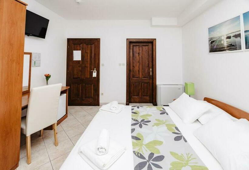 غرفة قياسية مزوَّدة بشُرفة, Villa Diana