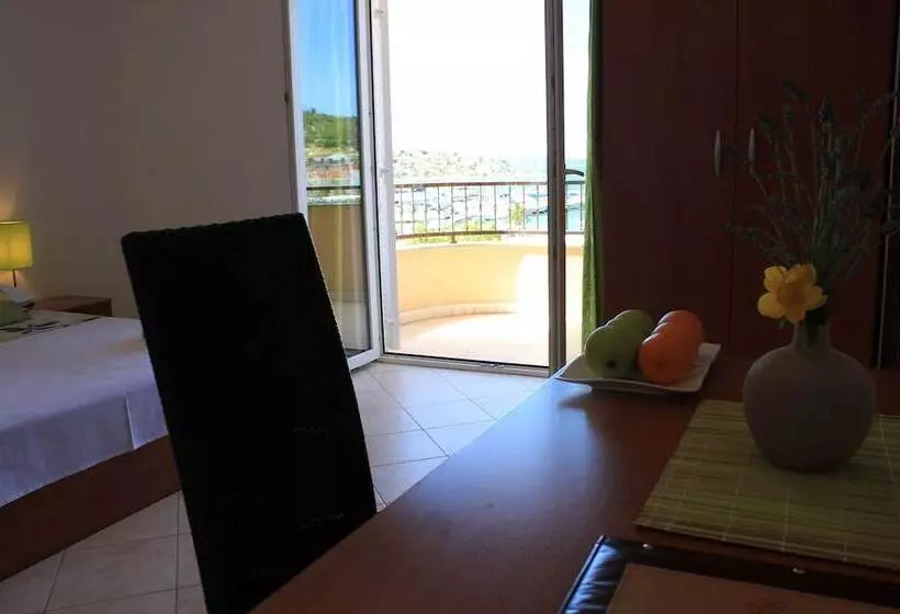 Comfort-huone Merinäkymä, Villa Diana