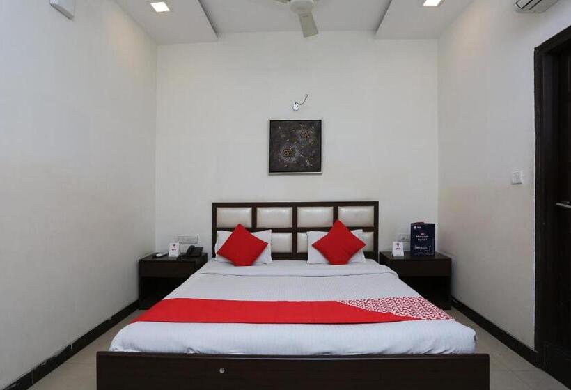 اتاق کلاسیک سه تخته, Oyo 2660  Radhe Inn