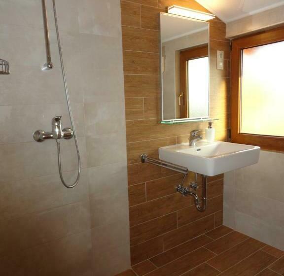 اتاق استاندارد سه نفره, House Tina
