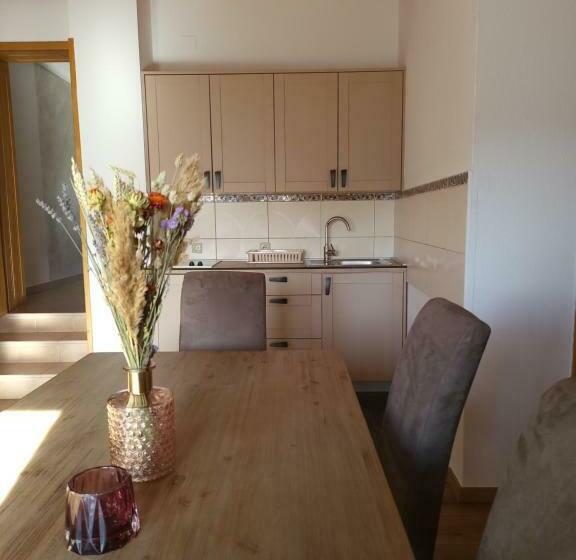 إستوديو قياسى, House Tina