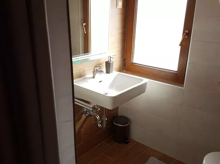 スタンダード４人部屋, House Tina