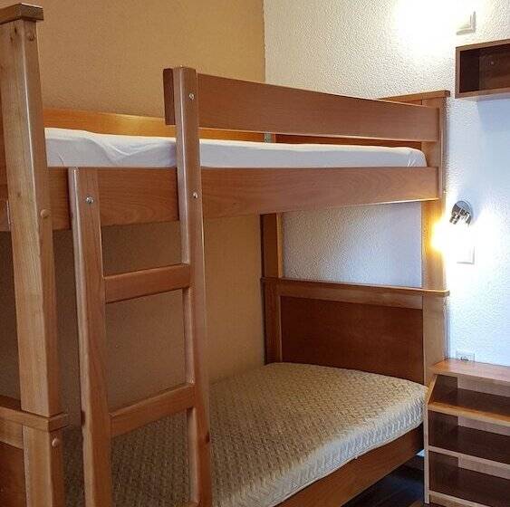 غرفة قياسية رباعية, House Tina