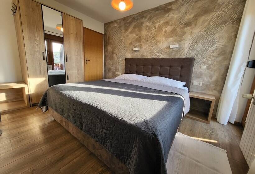 غرفة قياسية ثلاثية, House Tina