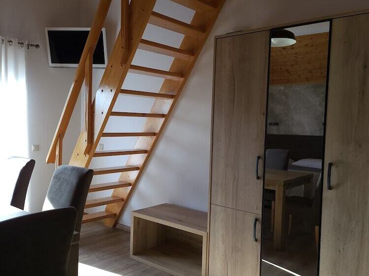 إستديو قياسى مطل على الحديقة, House Tina