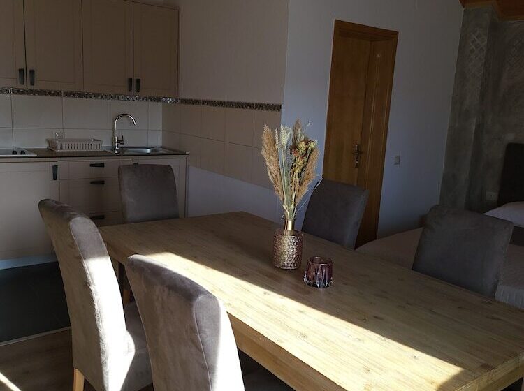 إستديو قياسى مطل على الحديقة, House Tina