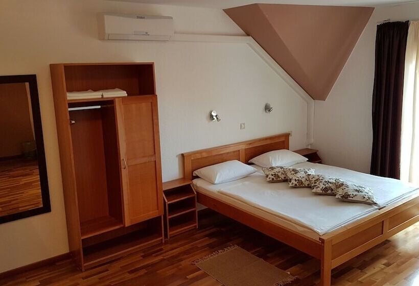 غرفة كومفورت, House Tina