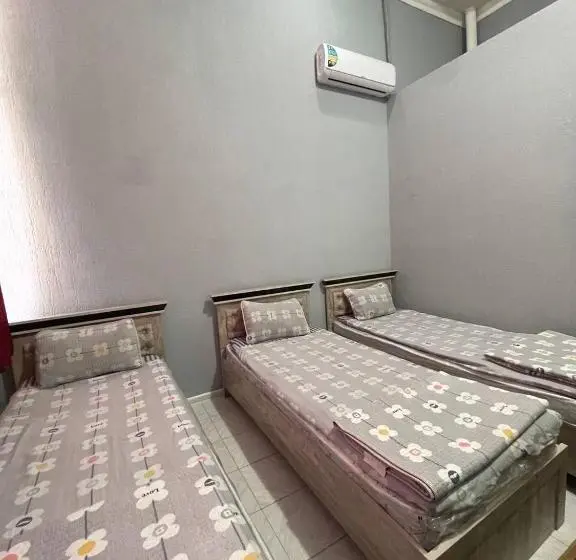 اتاق استاندارد سه نفره, Hostel Nabi Bobo