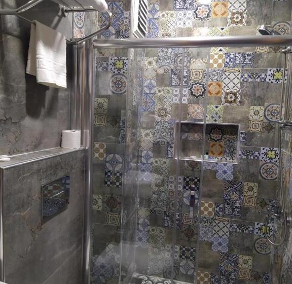 اتاق استاندارد یک نفره, Bonami