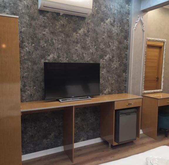 اتاق استاندارد سه نفره, Bonami