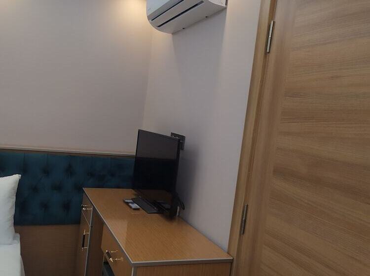 Economy Quadruple Room, Bonami