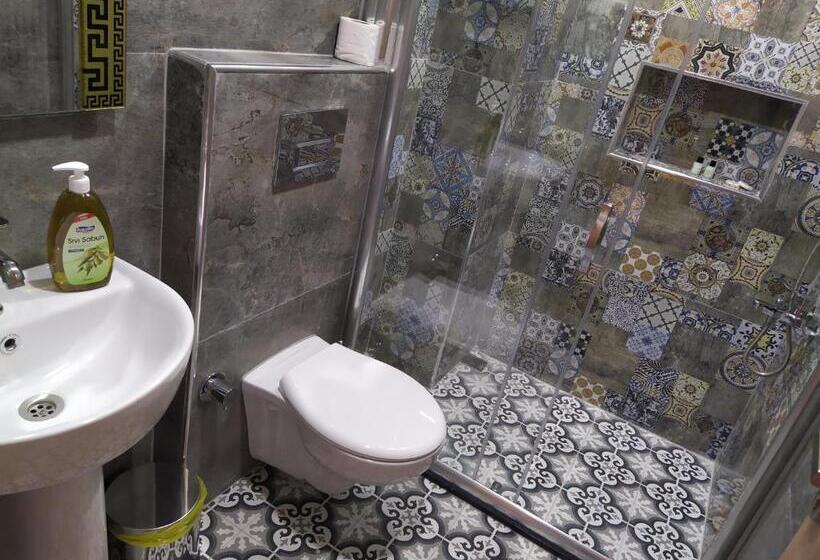 Economy Quadruple Room, Bonami