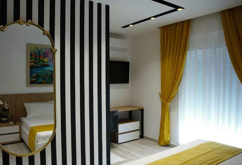 غرفة ديلوكس ثلاثية, Jata Crown