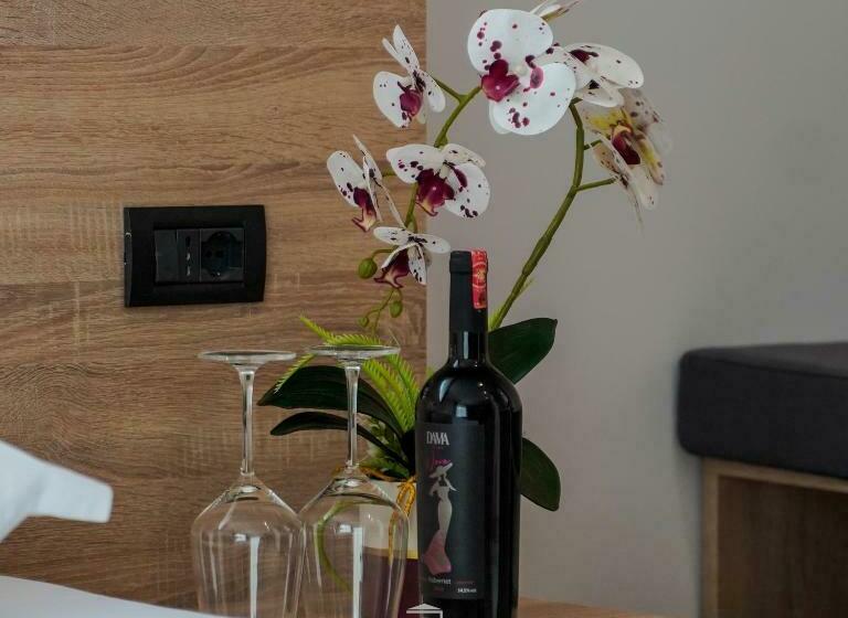 غرفة ديلوكس, Jata Crown