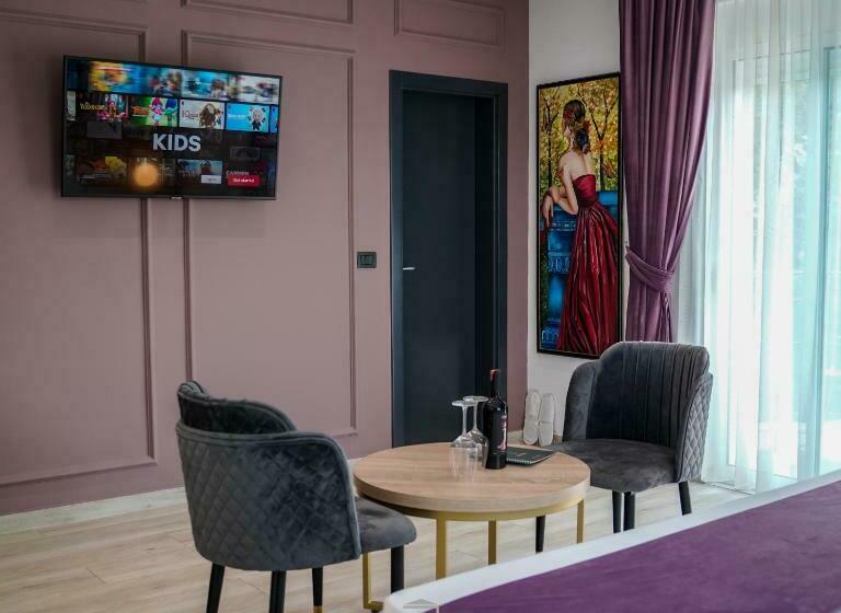 غرفة ديلوكس, Jata Crown