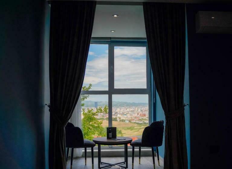 غرفة ديلوكس, Jata Crown