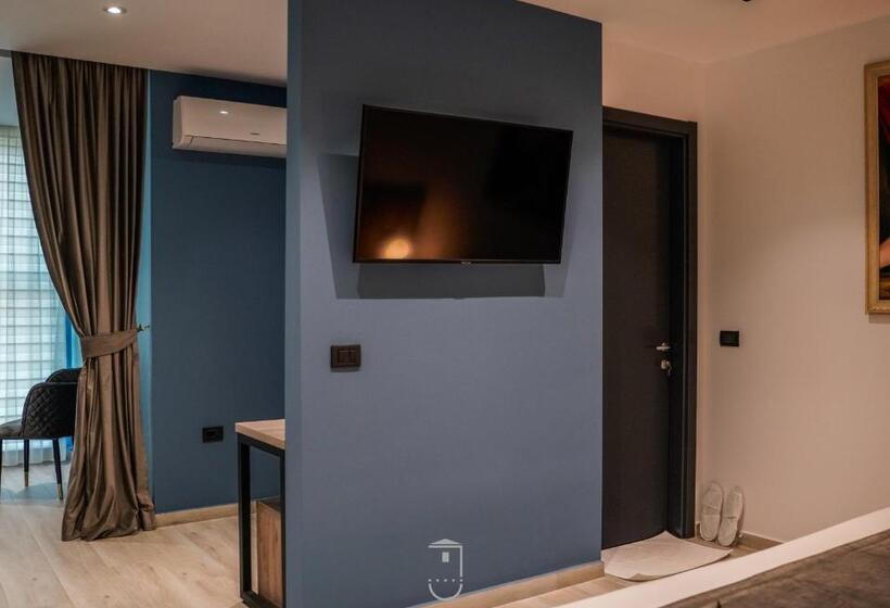 غرفة ديلوكس, Jata Crown