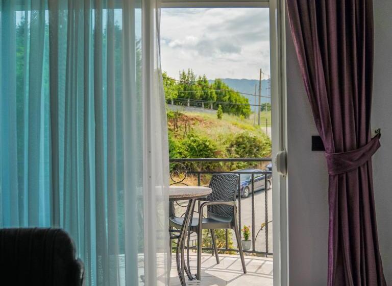 غرفة ديلوكس, Jata Crown