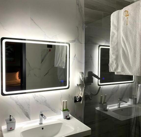 غرفة ديلوكس ثلاثية, Jata Crown