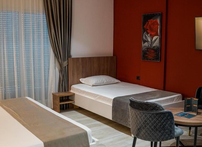 غرفة ديلوكس ثلاثية, Jata Crown